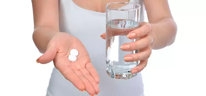 таблетки и вода