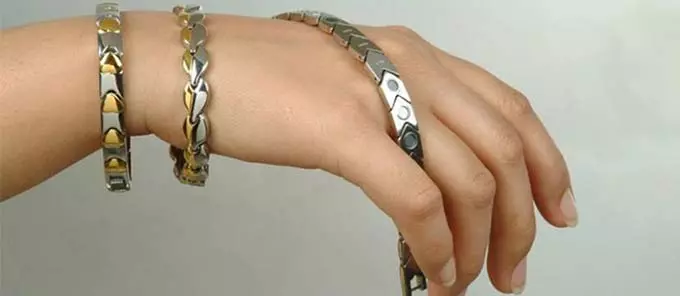 магнитный браслет на руке